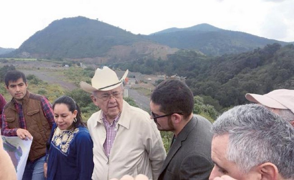 El futuro titular de la SCT, Javier Jiménez Espriú, acompañado de integrantes del Frente de Pueblos en Defensa de la Tierra, realizó un recorrido por la zona donde se construirá el Nuevo Aeropuerto Internacional de México. Foto: ALBERTO MORALES.