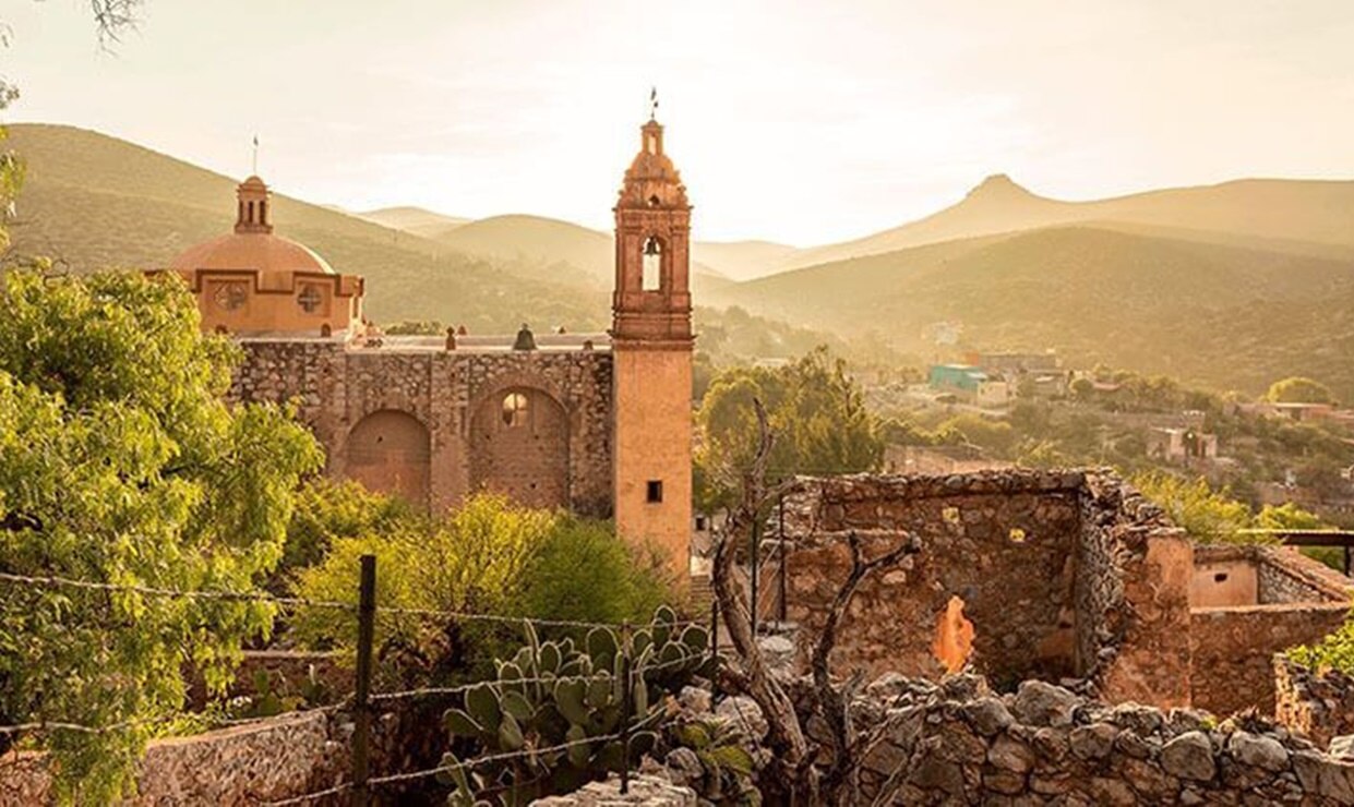 Cerro de San Pedro, SLP, el encanto del pueblo fantasma elegido para la serie “Mal de amores”