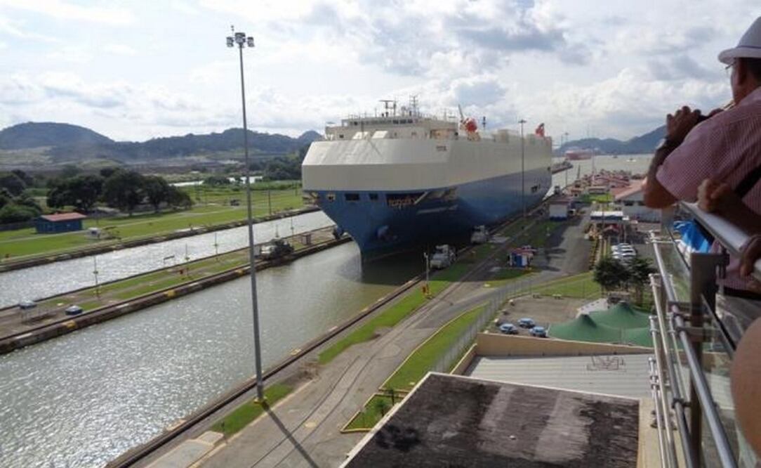 Un barco de Bahamas transita por las esclusas de Miraflores, en el sector del Océano Pacífico del Canal de Panamá. Foto: José Meléndez