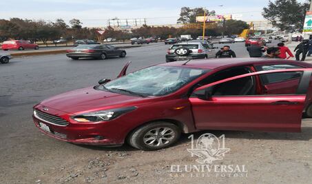 Dos lesionados en riña de uber y taxistas