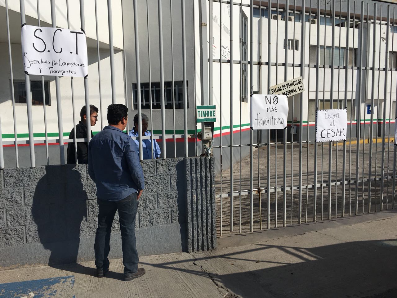 Constructores en plantón denuncian acoso ante CEDH