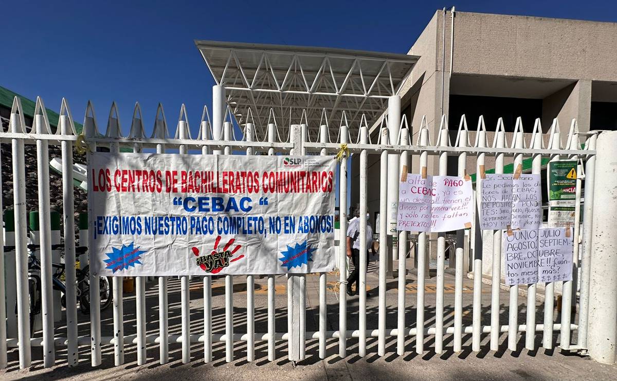 Maestros se manifiestan frente a SEGE en San Luis; "trabajamos de a gratis", reprochan