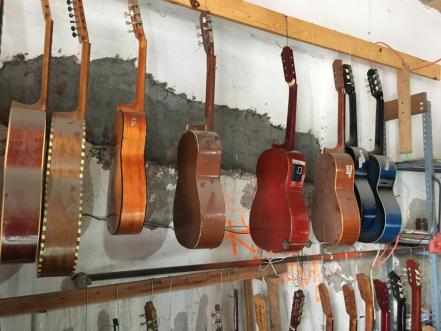 Roberto Cruz, el laudero que mantiene vivo el arte de reparar instrumentos musicales en SLP