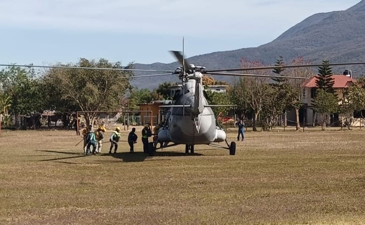 Helicóptero de la Marina ayuda a combatir los incendios forestales en SLP. Foto: Especial