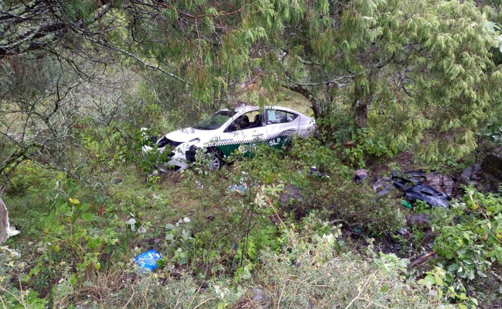 Taxi cae a voladero en carretera Rioverde
