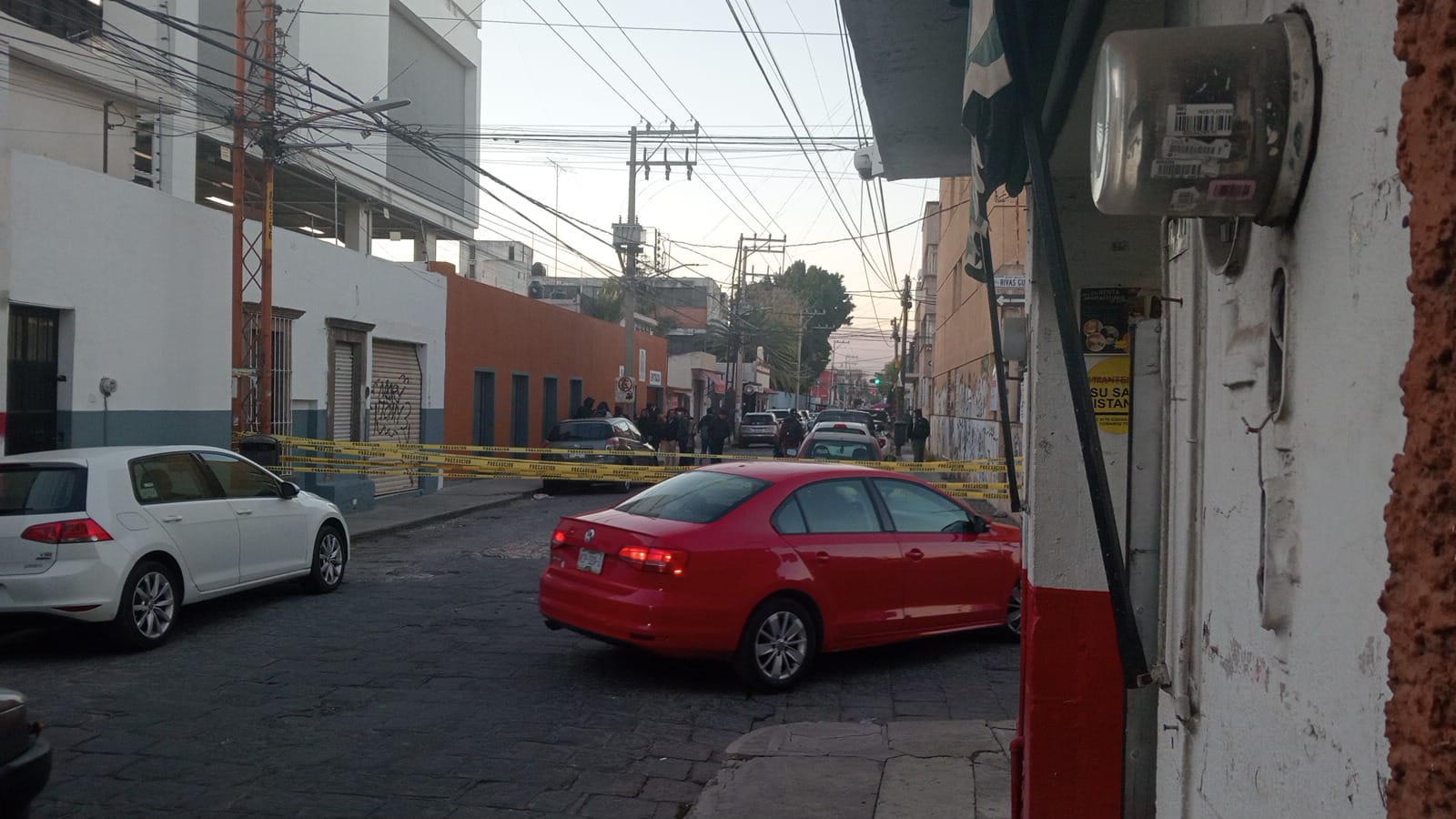 Con protestas y cierre vial, estudiantes exigen paso peatonal en estacionamiento de la UASLP