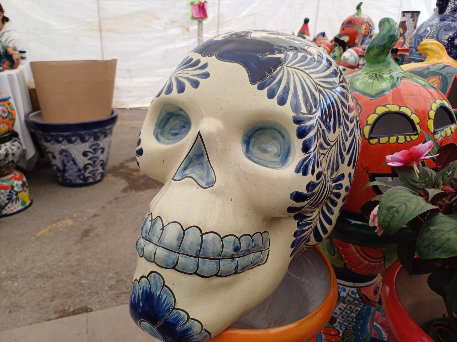 Nancy Navarro y su familia conservan la tradición de elaboración de macetas