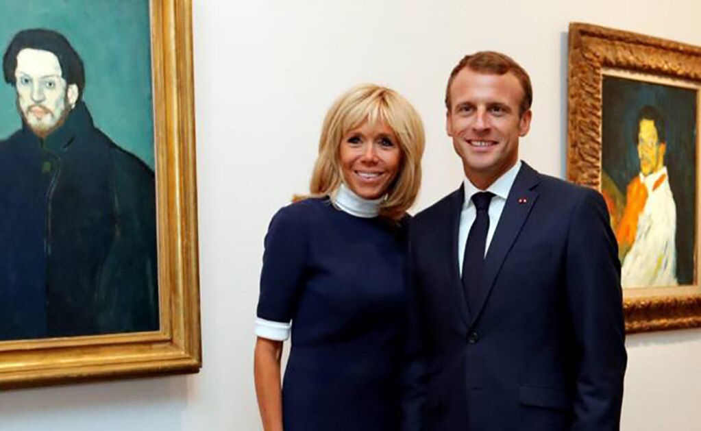 Emmanuel Macron, presidente de Francia, y su esposa Brigitte visitaron la muestra FOTO: REUTERS