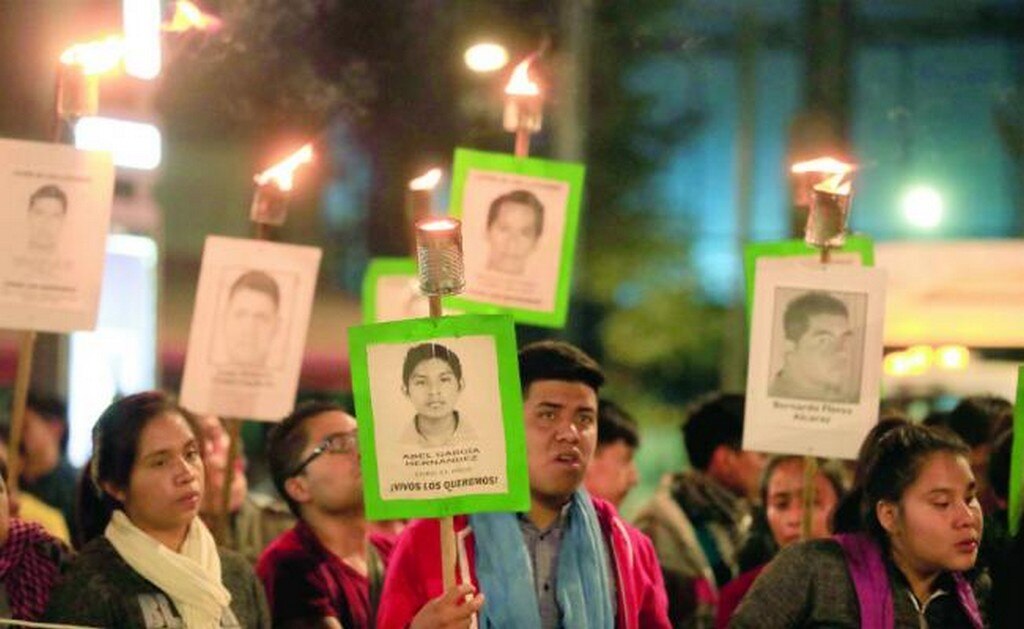  Por los 43 normalistas de Ayotzinapa, 13 escuelas de la UNAM paran labores