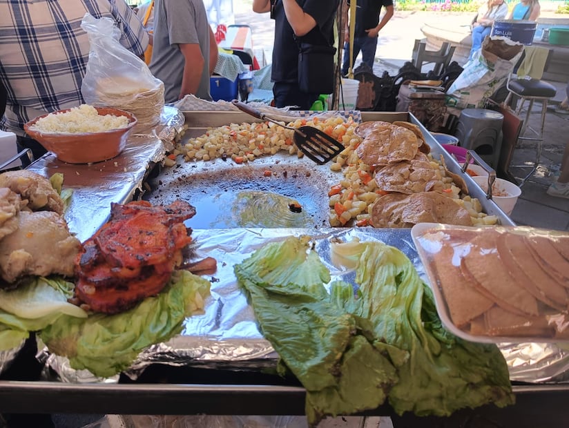 Los tacos rojos se sirven acompañados de diferentes verduras, lo que potencializa su sabor. Foto: Jazmín Ramírez