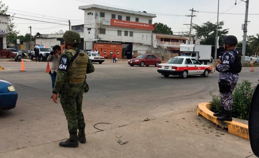 Reciben a AMLO con exigencia de justicia en Minatitlán