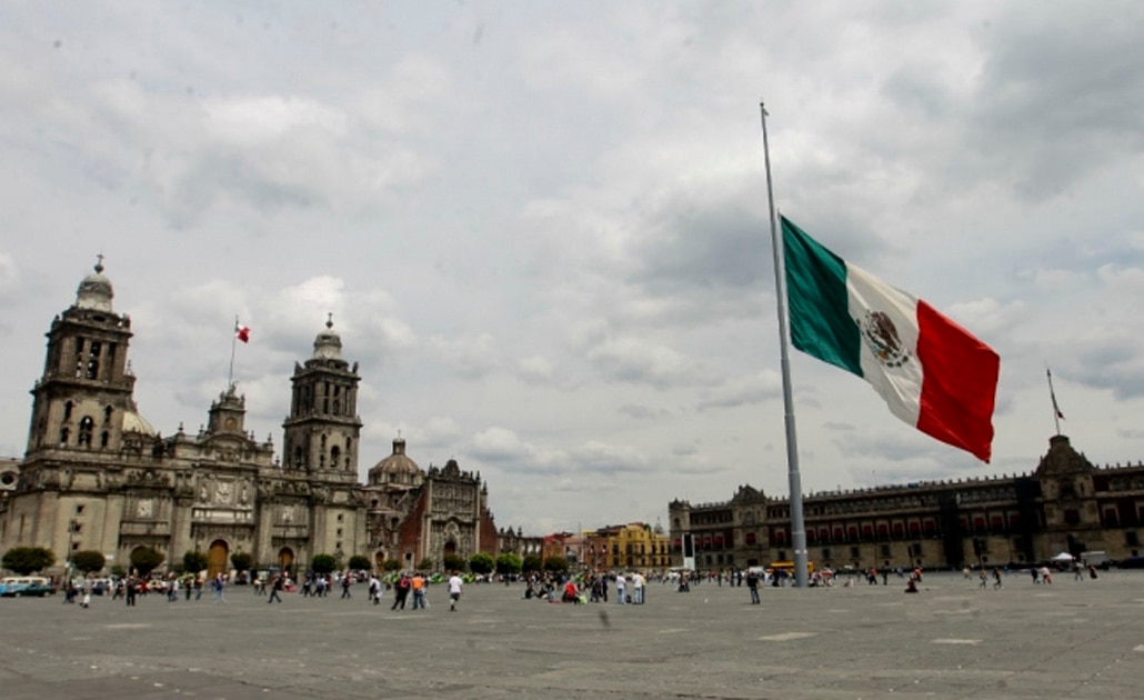 AMLO izará bandera del Zócalo a media asta por sismos del 19-S
