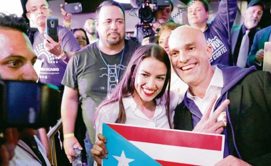 Alexandria Ocasio-Cortez, legisladora hispana electa al Congreso en Nueva York, durante la celebración de su triunfo con simpatizantes. Foto: ANDREW KELLY. REUTERS