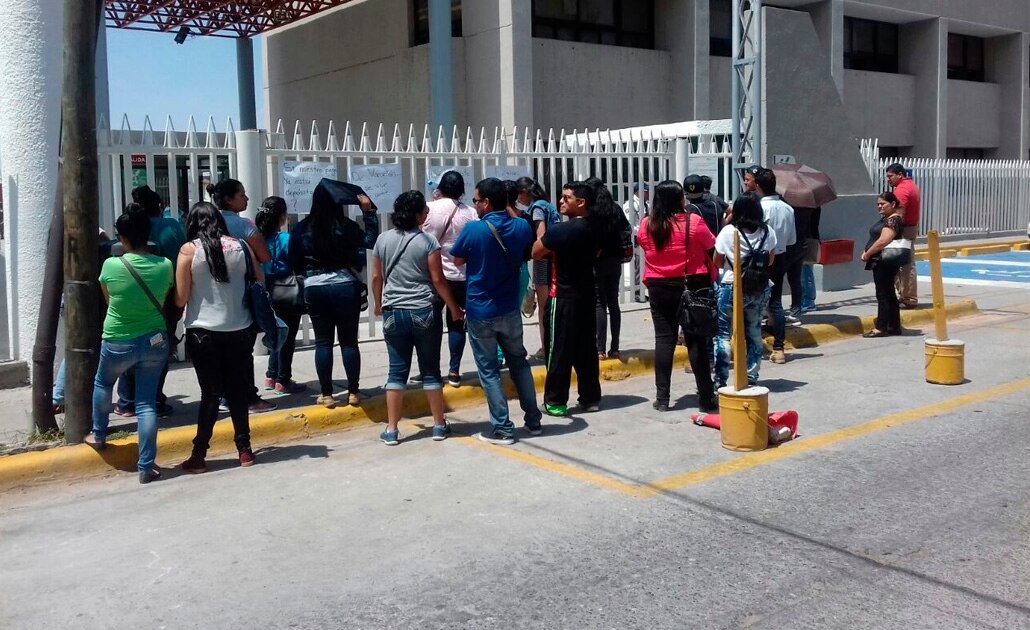 Maestros se manifiestan en SEGE; exigen pago