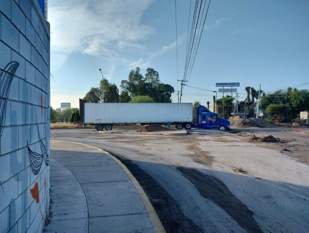 Por falta de señalética de obras, camiones caen en zanjas en zona industrial de SLP