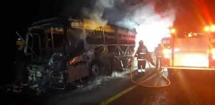 Autobús de pasajeros se incendia en la Huasteca Potosina