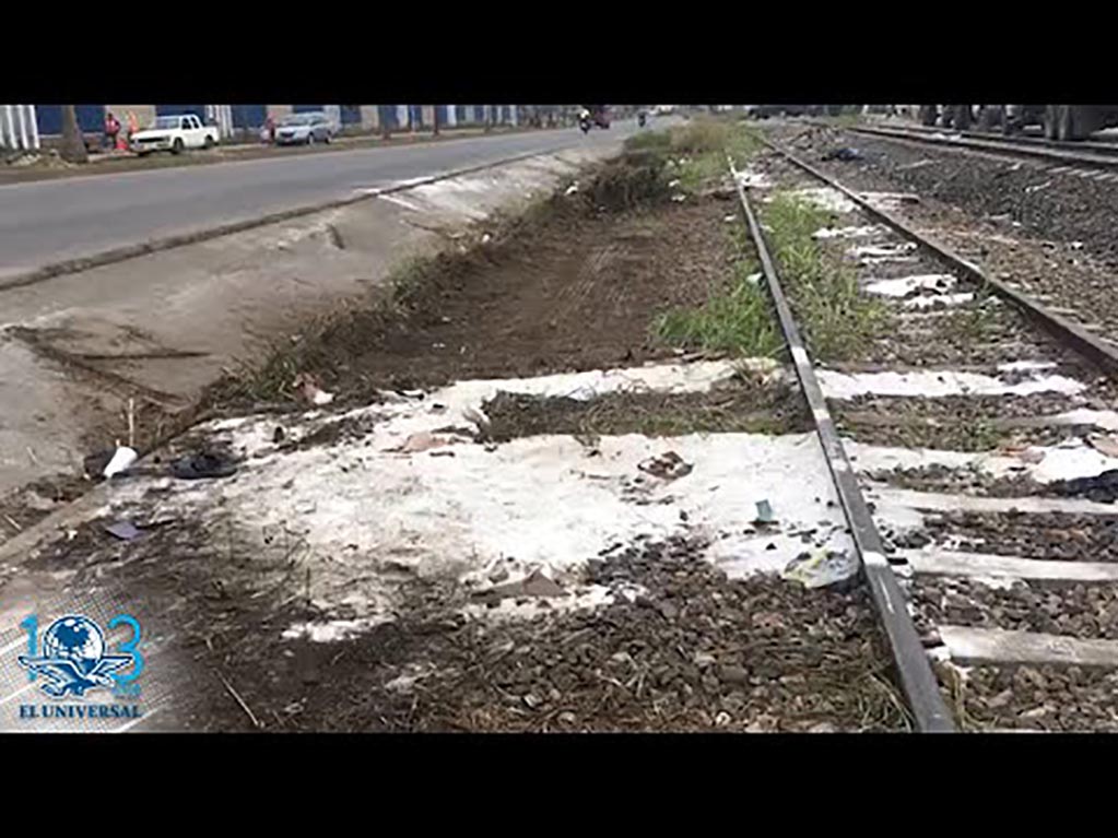 Vuelca tráiler cargado de azúcar y lo saquean