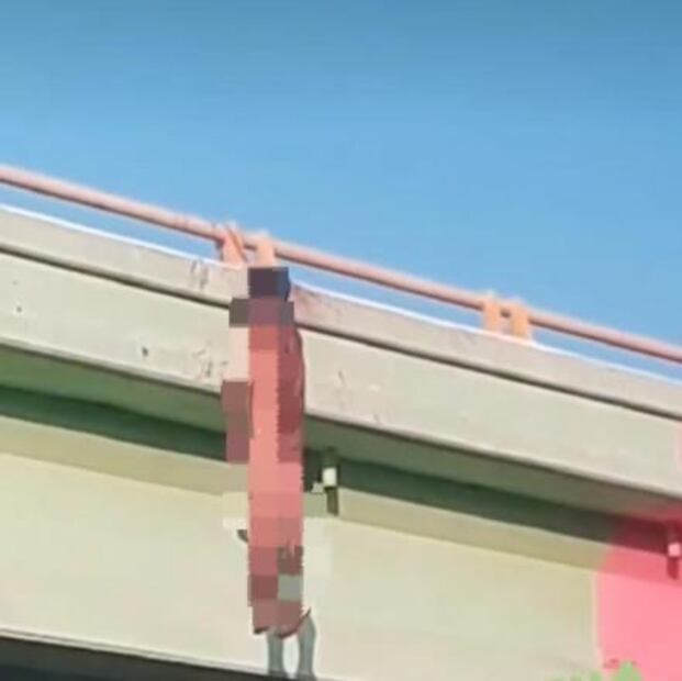 Hallan cuerpo de hombre colgado de un puente en la carretera Rioverde en San Luis