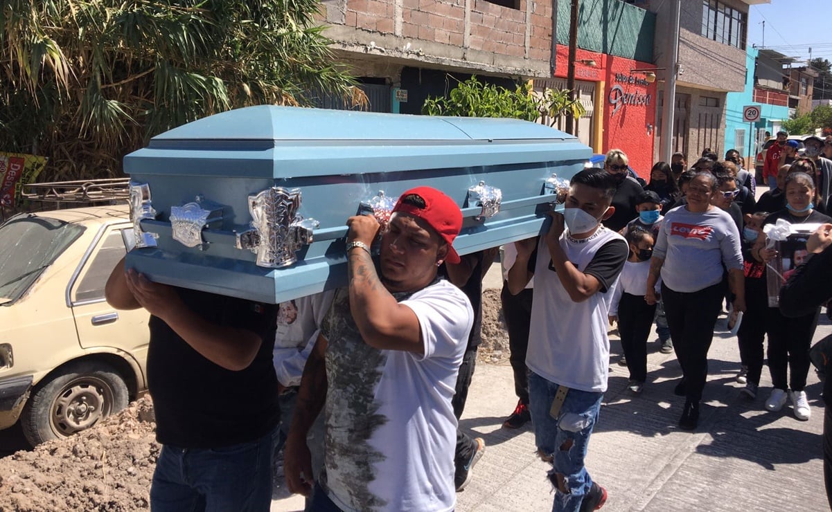 El féretro con los restos de "El Mijis" fue bañado en cerveza y recorrió las calles de la colonia Las Piedras, acompañado por sus seres queridos. Fotos: Fabiola Juárez