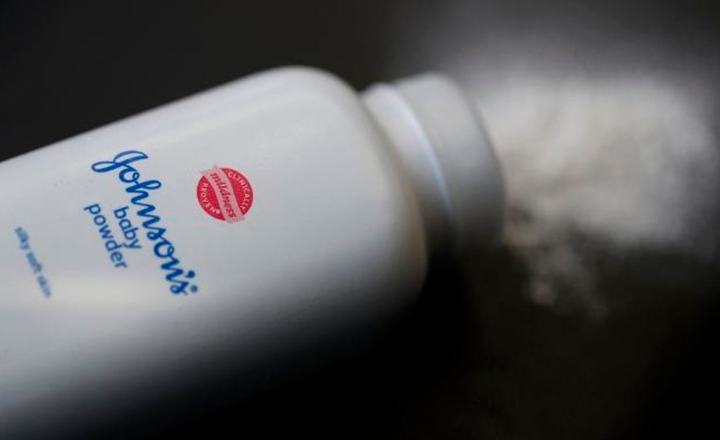 Acusan a Johnson & Johnson de producir talco para bebé con asbesto