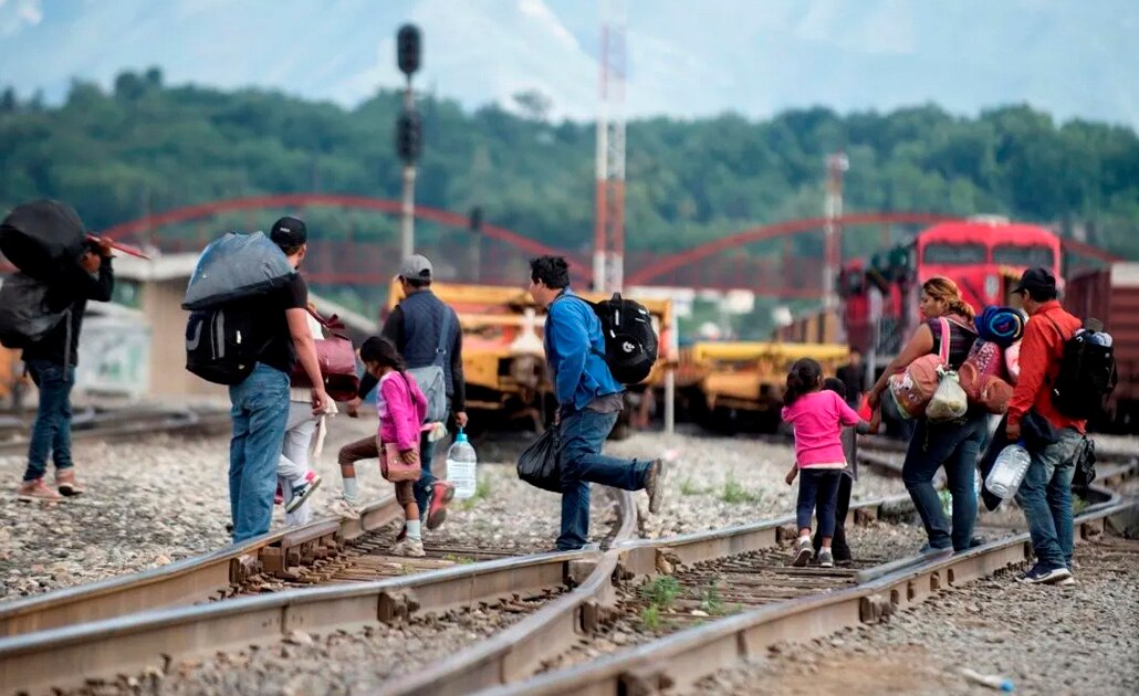 Familias de migrantes centroamericanos intentan subirse al tren la "Bestía", este jueves a las afueras de la ciudad de Saltillo, en el estado de Coahuila. Foto: EFE