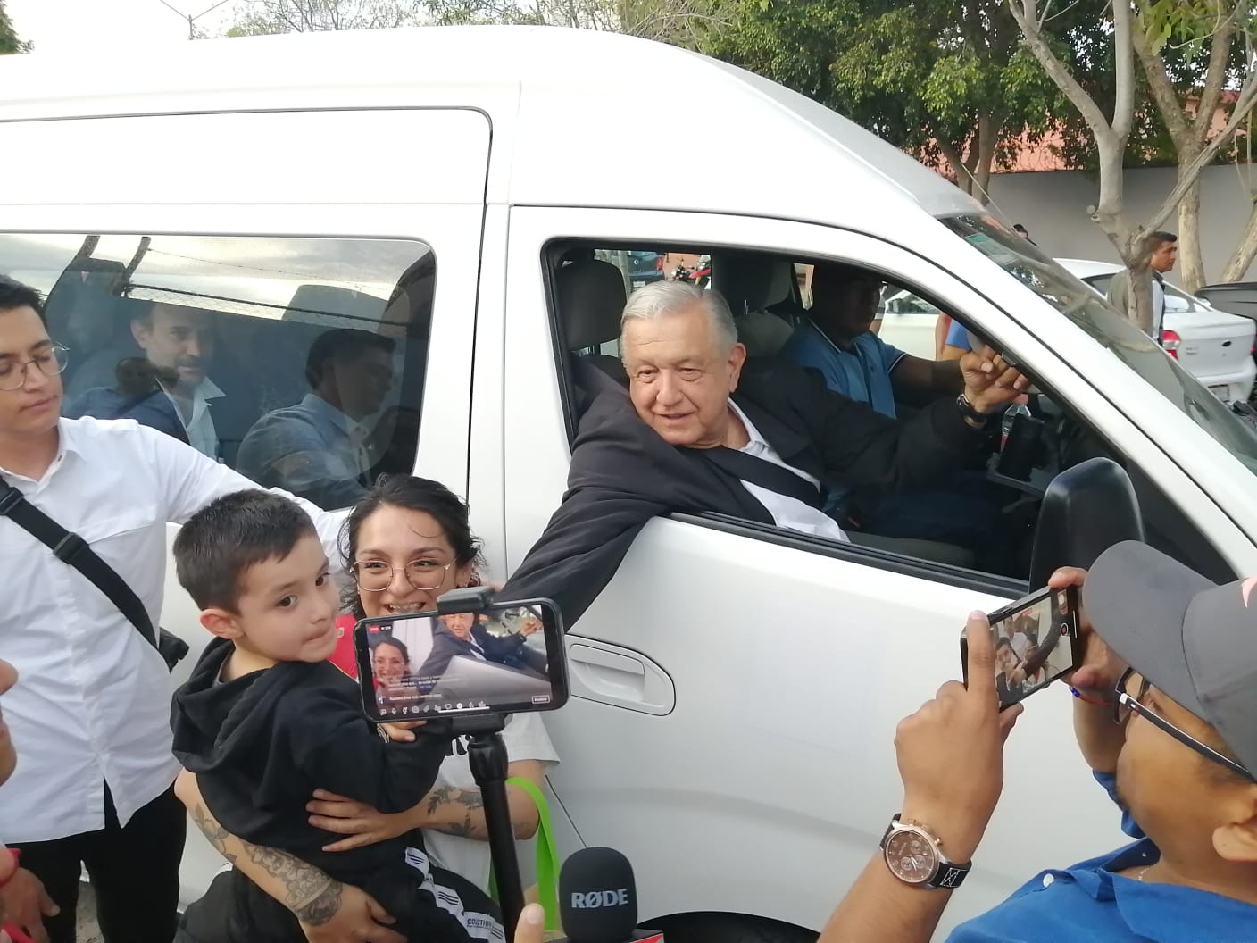En visita furtiva, AMLO revisa avances del Hospital Central de SLP. Foto: Cortesía Lucina López