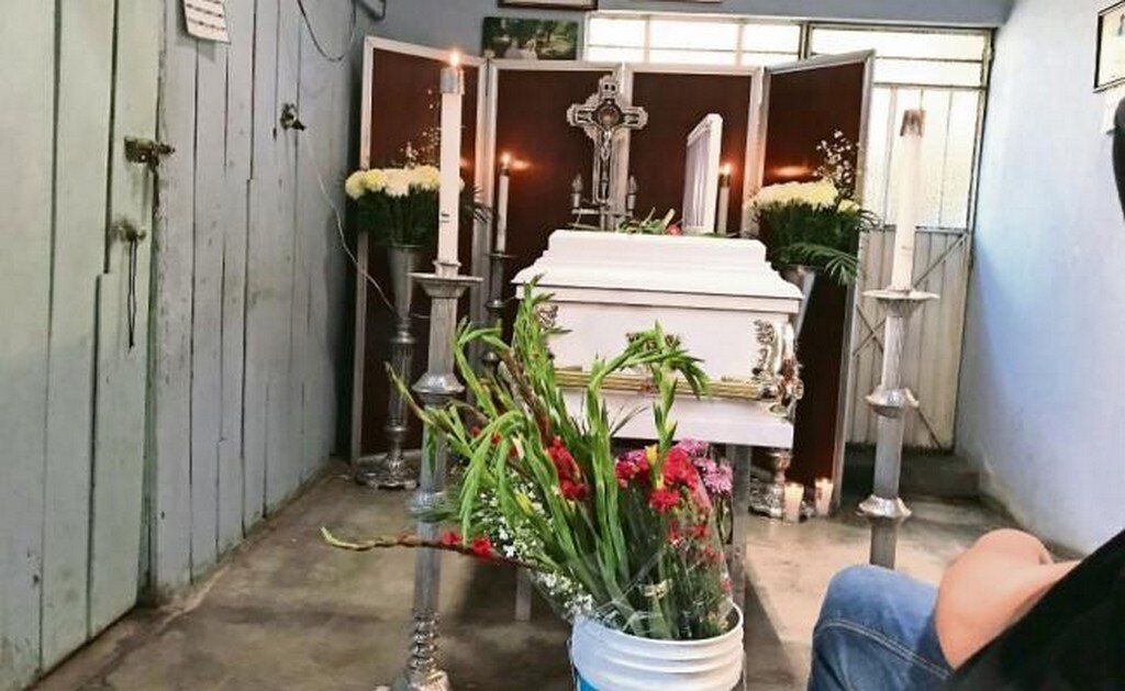 El pasado 25 de julio, Eduardo, de 17 años, murió cuando acompañaba a su ex jefe en el velorio de su hijo. En el funeral un grupo armado irrumpió en la funeraria del Barrio de La Magdalena, en Uruapan, y abrió fuego contra los asistentes (Fotos: ESPECIAL