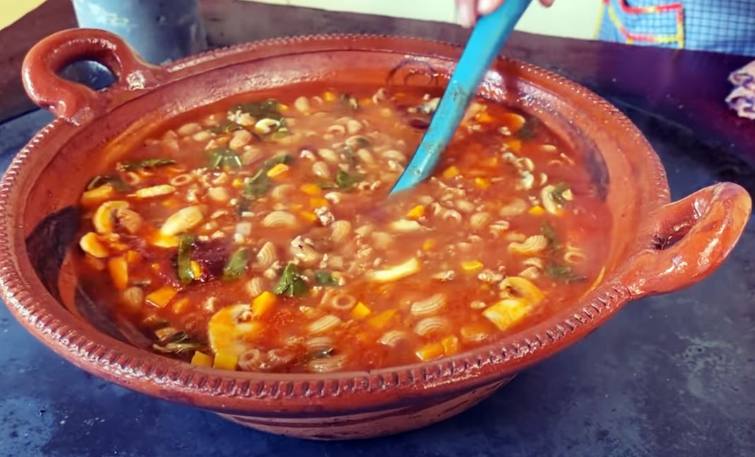 Sopa contra el frío, la receta de Doña Ángela directa de su rancho 