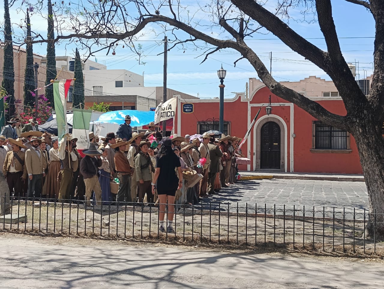Así se transforman las calles de SLP en set de filmación de la serie "Mal de Amores". Foto: Jazmín Ramírez García