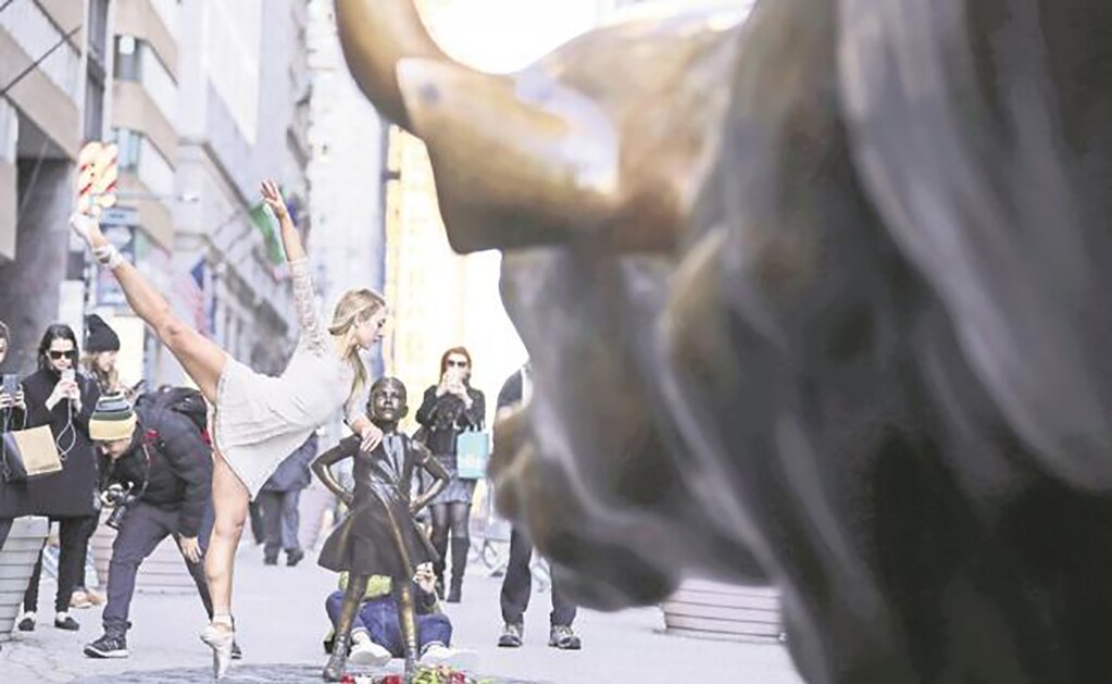 Trasladan a la niña que desafía al toro de Wall Street