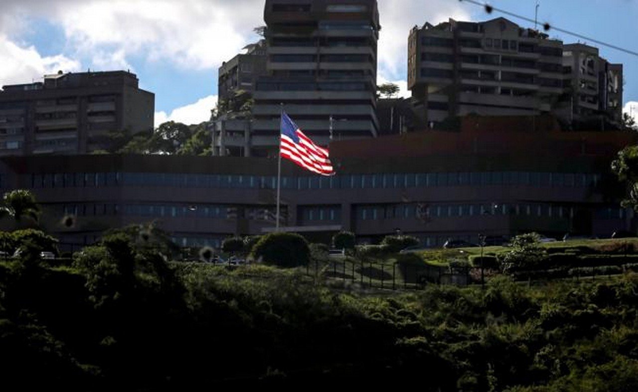 EU ordena a su personal diplomático "no esencial" abandonar Venezuela