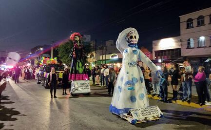 Con baile, música y color, potosinos encarnaron el Xantolo en vistoso desfile 