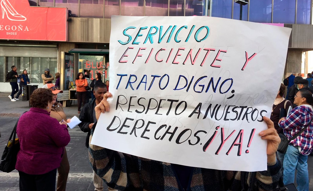 Jubilados se manifiestan contra ISSSTE