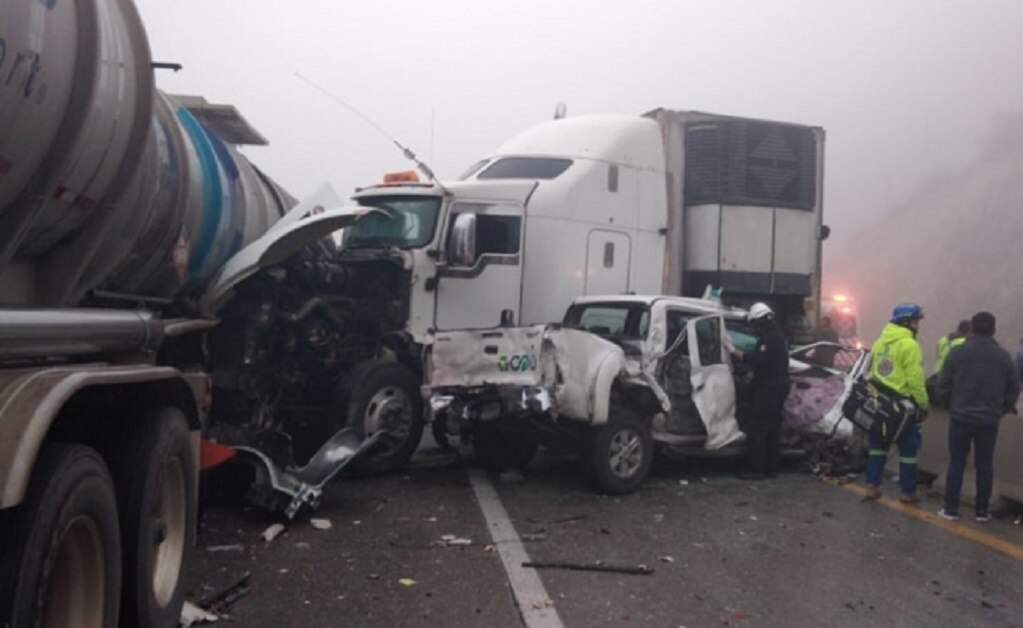 Chocan más de 50 vehículos en autopista Monterrey-Saltillo; hay varios heridos