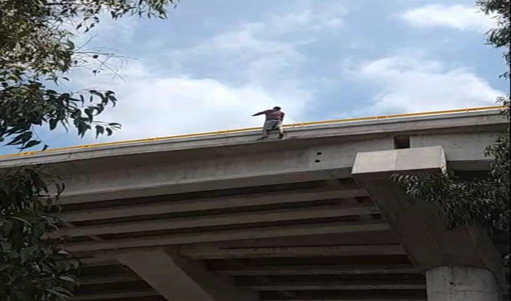 Sujeto amenaza con lanzarse desde el Distribuidor Juárez