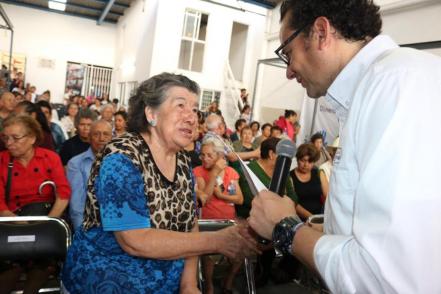 Entregan 160 apoyos sociales en barrio de Tlaxcala