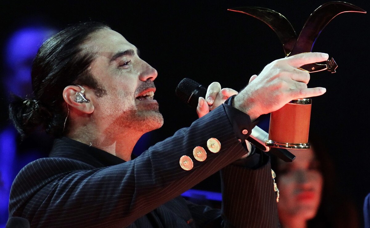 VIDEO. Patea Alejandro Fernández un peluche de Dr. Simi durante concierto en SLP