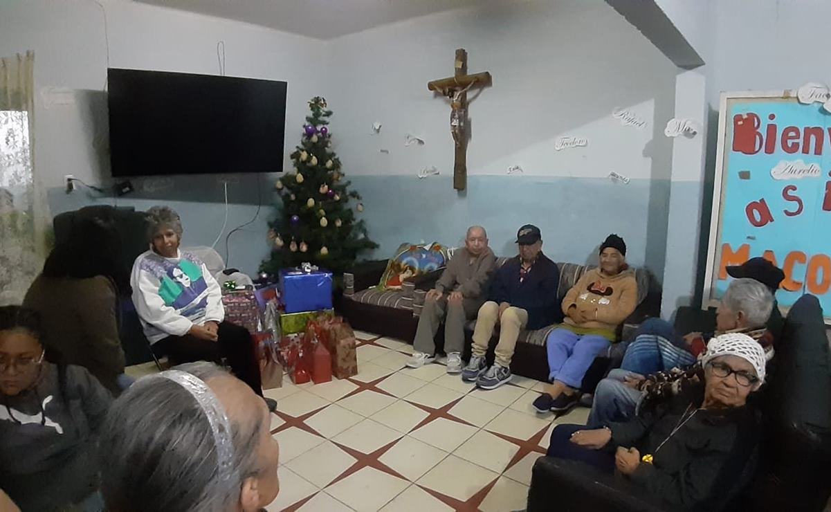 Con un rica cena y regalos, así viven los abuelitos del Asilo Macondo la Navidad. Foto: Especial