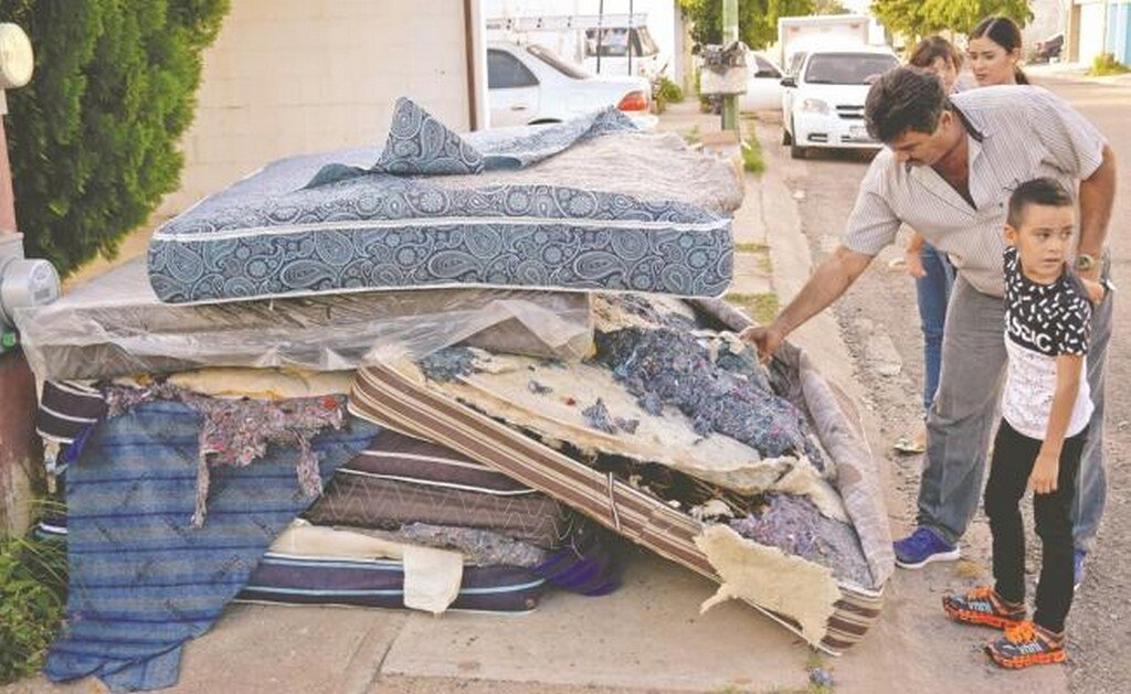 En Culiacán, los damnificados que recibieron los colchones los sacaron a las calles y los desmantelaron. Exigieron vales para hacer la compra directa. Foto: JUAN CARLOS CRUZ. CUARTOSCURO