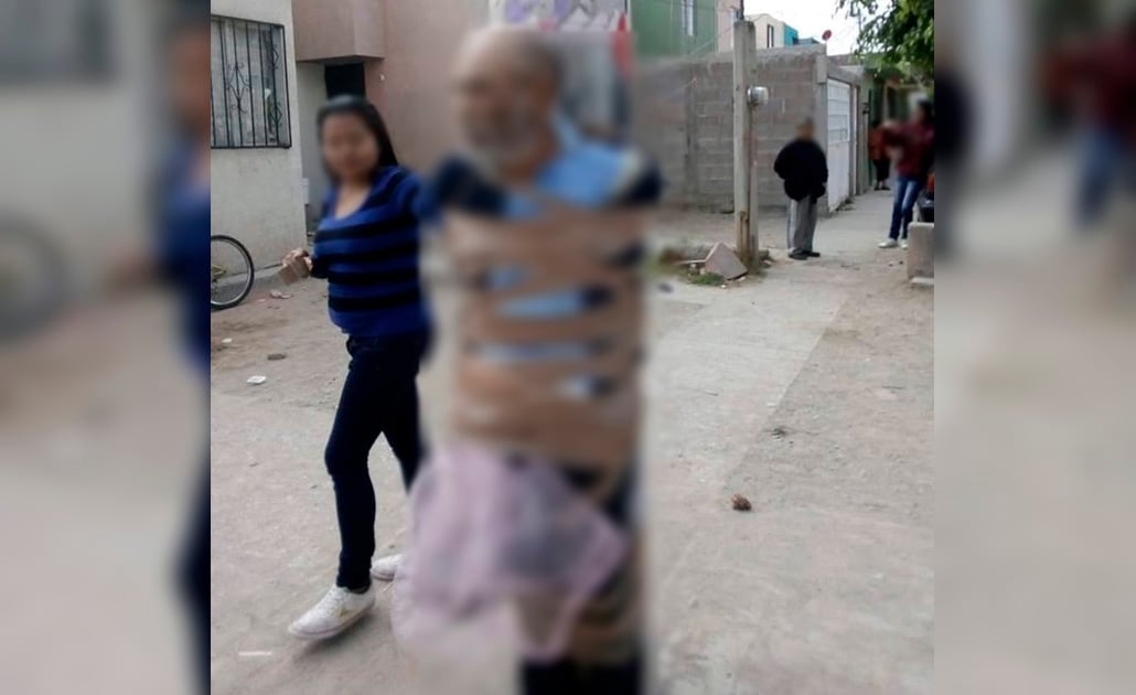 Roba bicicleta, lo amarran a un poste