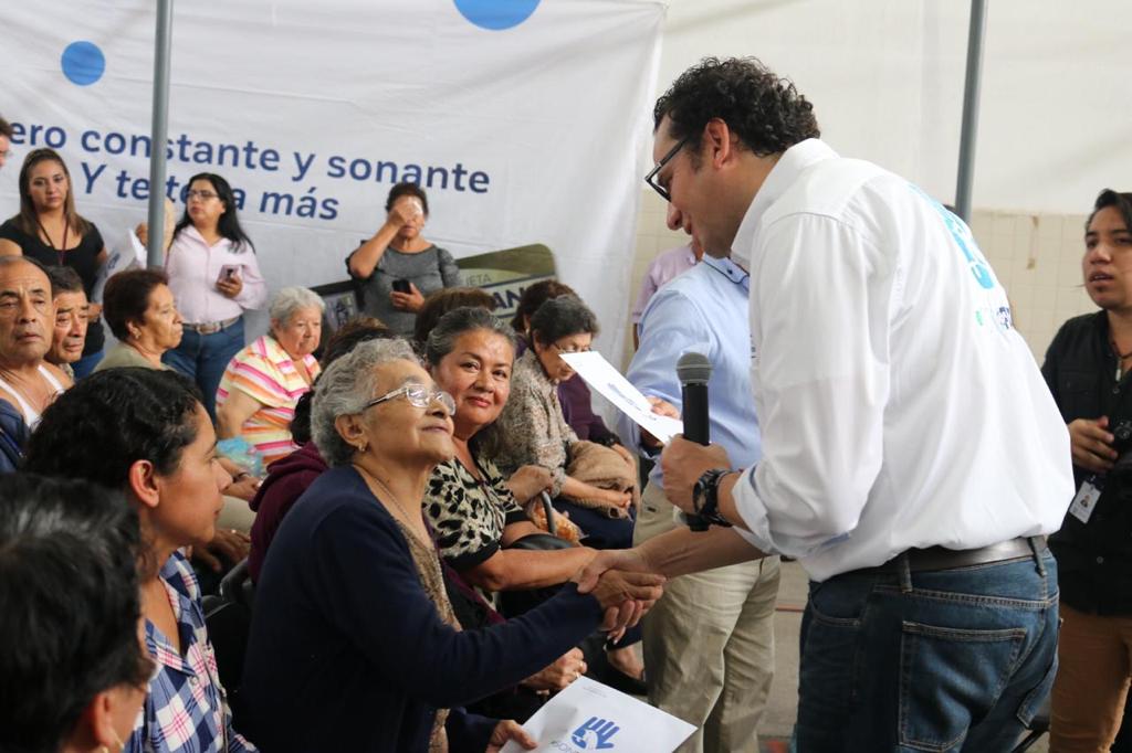 Entregan 160 apoyos sociales en barrio de Tlaxcala