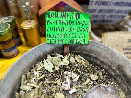 Ramitos, amuletos chinos y sahumerios, los rituales que ofrecen en el mercado República para 2023 