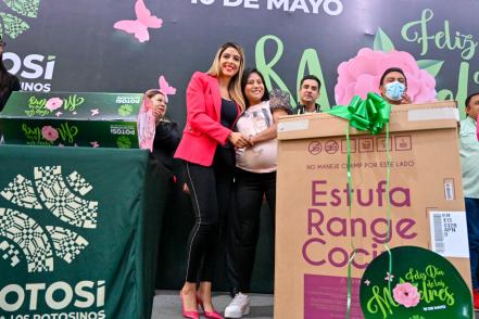 10 de mayo. Festejan a más de 3 mil mamás en el Centro de Convenciones de SLP
