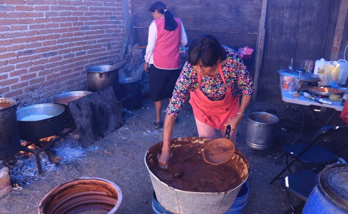 Mole y asado de boda, la suculenta gastronomía de Mexquitic en las manos de expertas
