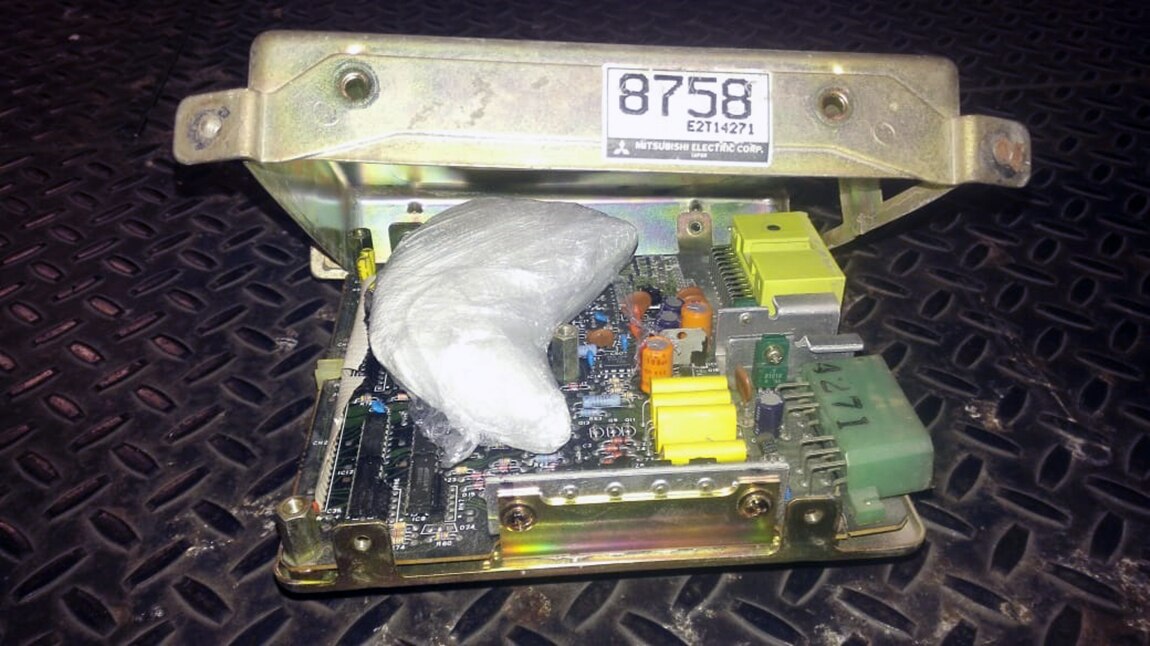 Aseguran cristal en aeropuerto, estaba oculto en computadora