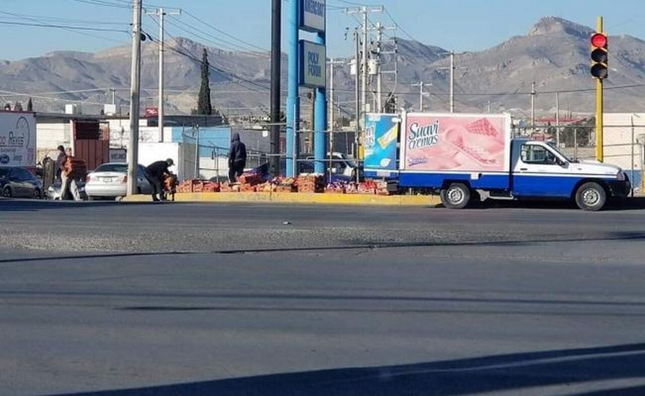  Ciudadanos ayudan a recoger productos que caen de camioneta