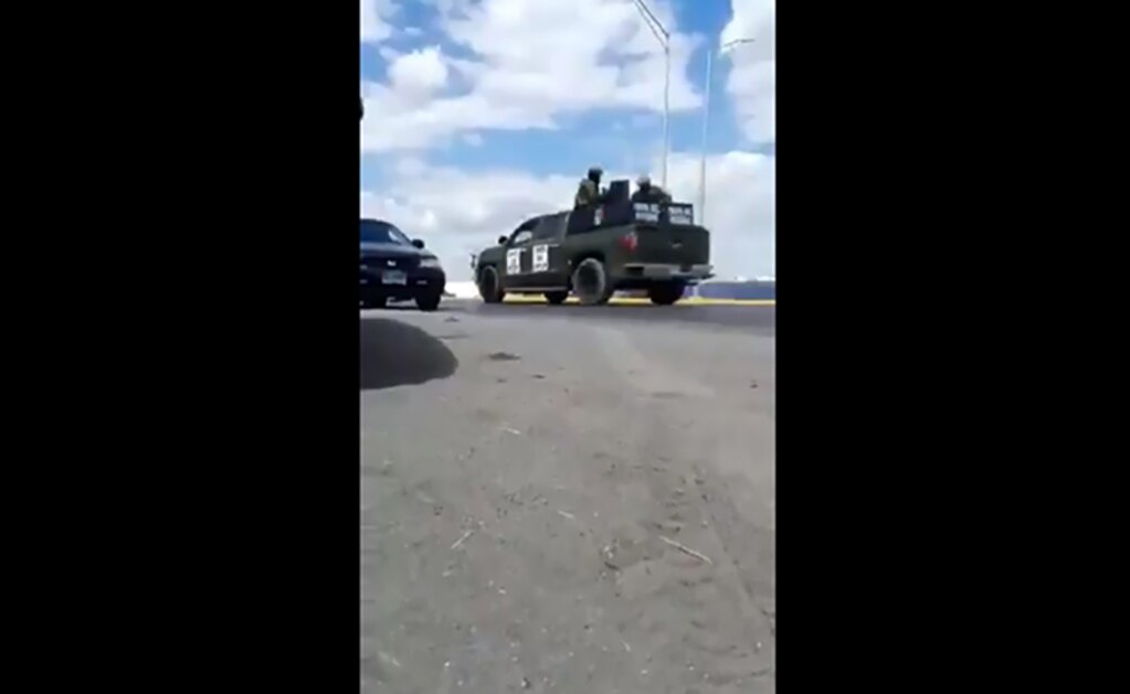 (VIDEO) Familia reza por su vida al quedar atrapada en balacera de Nuevo Laredo