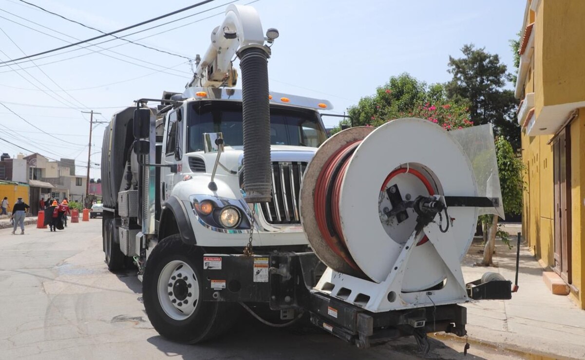 Personal del Ayuntamiento de SLP realiza trabajos de prevención de inundaciones. Foto: Especial