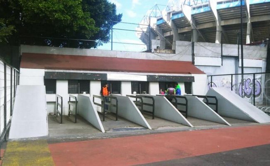 En el Azteca hay más revendedores que aficionados