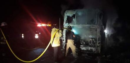 Autobús de pasajeros se incendia en la Huasteca Potosina